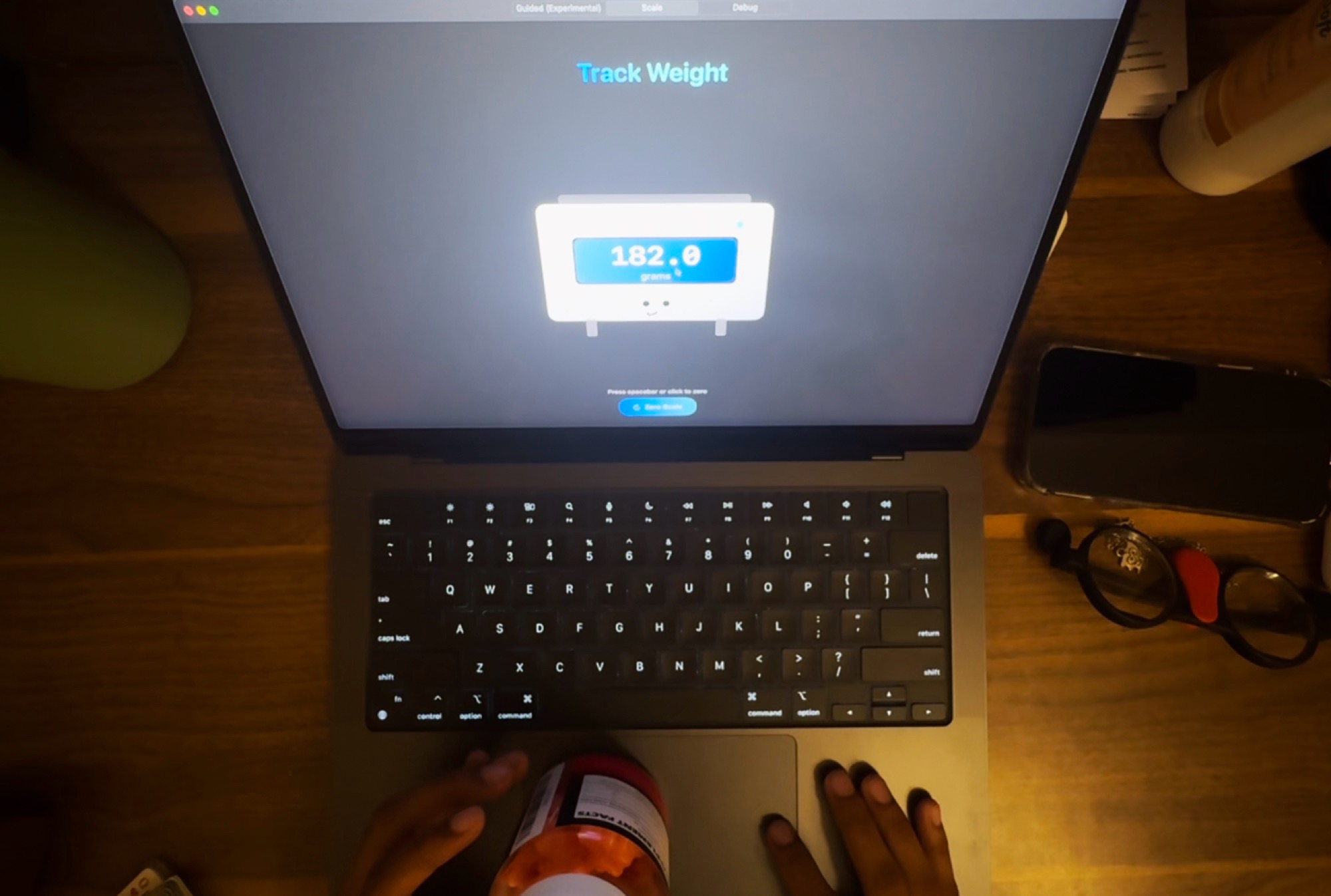 Дуже дорогі ваги: застосунок для Apple MacBook дозволяє зважувати на тачпаді предмети до 3,5 кг
